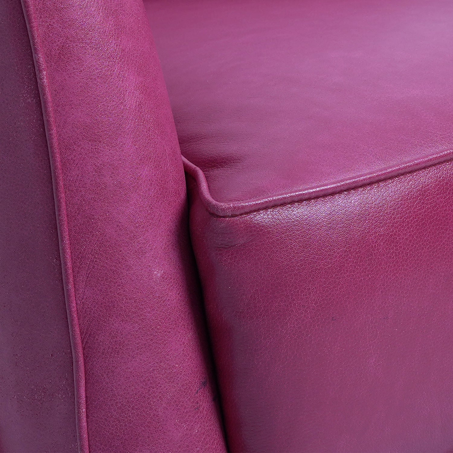 Byrne Ara Antigo Leather Chair Garnet Close Up Seat Cushion